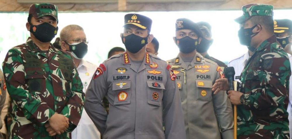 Kapolri Jenderal Polisi Listyo Sigit Prabowo bersama Panglima TNI Marsekal Hadi Tjahjanto saat meninjau vaksinasi