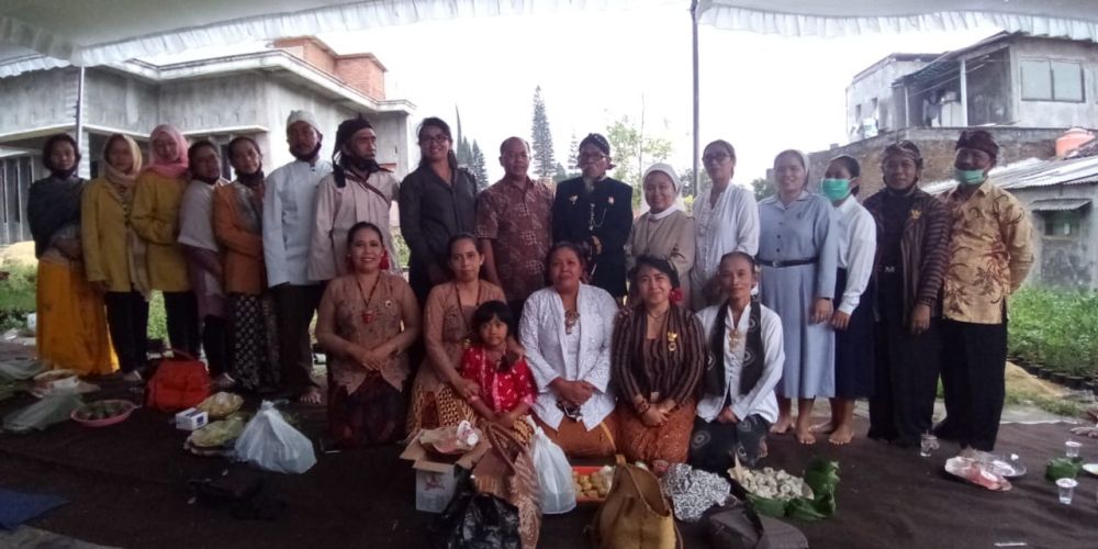 Para pemuka dan tokoh agama setelah selesai acara berfoto bersama