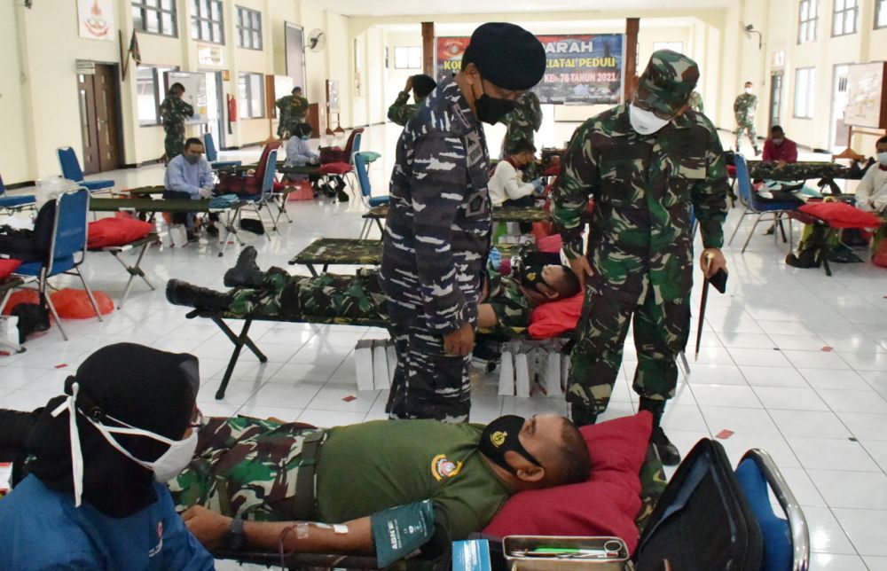 Dankodiklatal Laksamana Madya TNI Nurhidayat saat cek anggota yang mengikuti Donor Darah