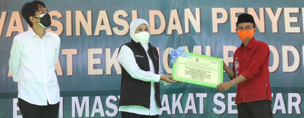 Gubernur Jatim Khofifah Indar Parawansa serahkan alat ekonomi produktif bagi masyarakat sekitar hutan
