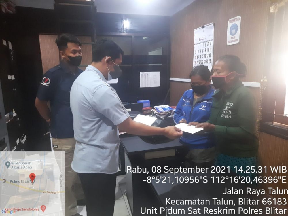 Anggota Kepolisian Polres Blitar saat memberikan paket bantuan