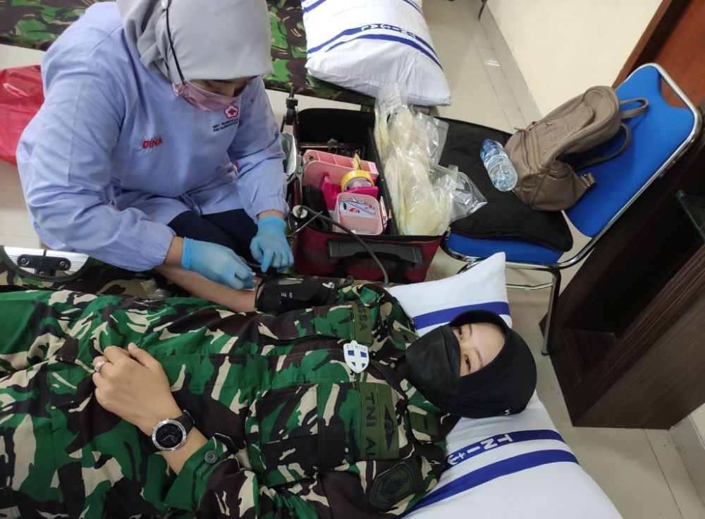 Siswa Puslatdiksarmil Kodiklatal TNI AL donor darah di HUT TNI AL ke-76