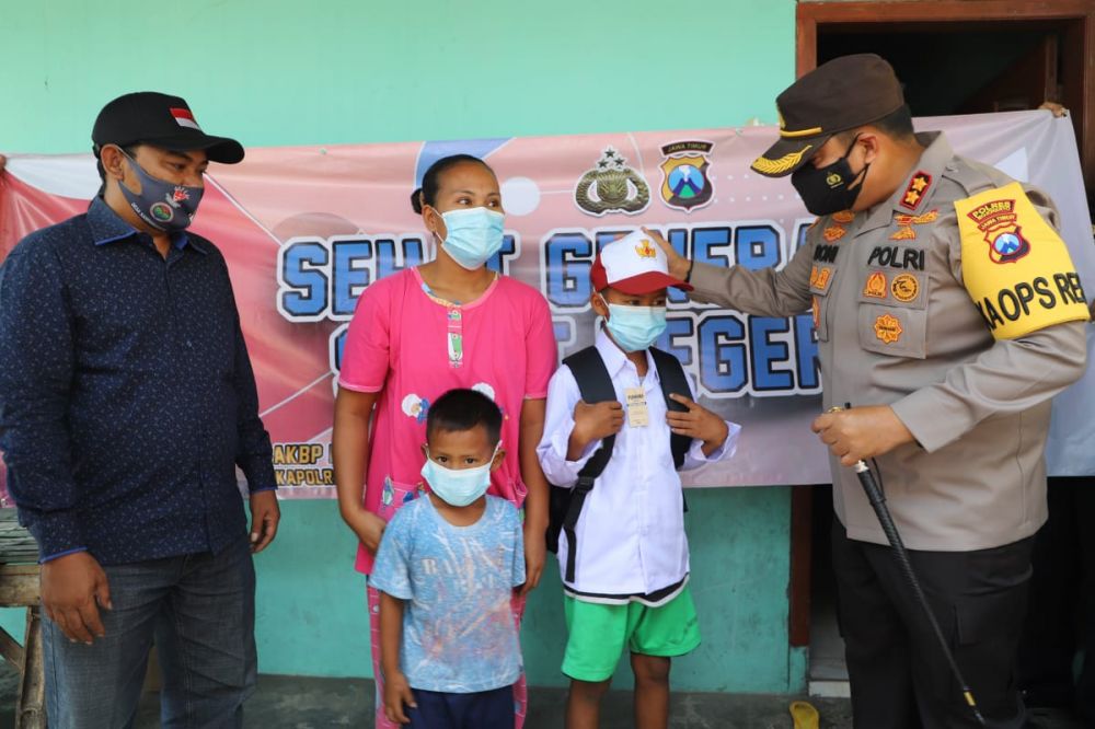 Kapolres Mojokerto AKBP Doni Alexander saat memberikan paket bantuan untuk sekolah PTM