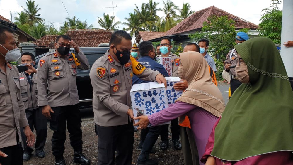 Kapolresta Banyuwangi AKBP Nasrun Pasaribu saat memberikan paket sembako kepada warga terdampak puting beliung