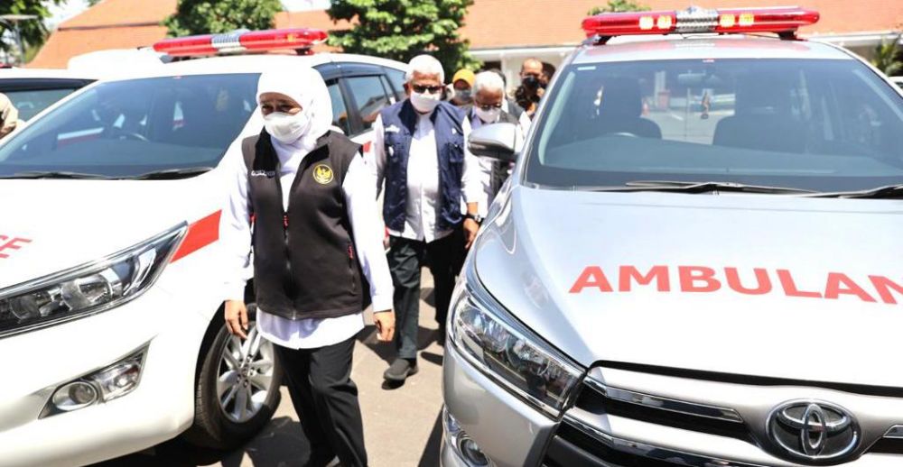 Gubernur Jatim Khofifah Indar Parawansa saat melepas 7 ambulance untuk UPT Dinsos