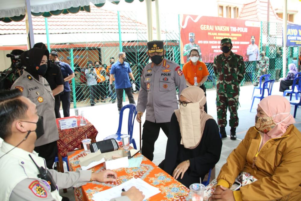 Kapolri Jenderal Polisi Listyo Sigit Prabowo saat cek vaksin di Jatim