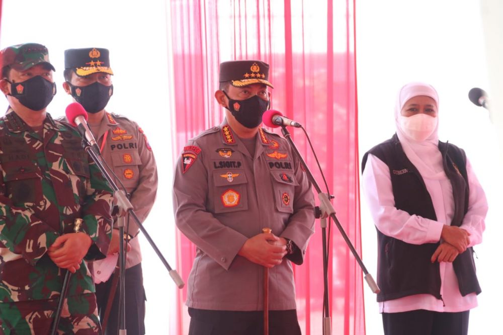 Kapolri Jenderal Polisi Listyo Sigit Prabowo, Panglima TNI Marsekal Hadi Tjahjanto didampingi Kapolda Jatim Irjen Pol Dr Nico Afinta dan Gubernur Jatim Khofifah Indar Parawansa