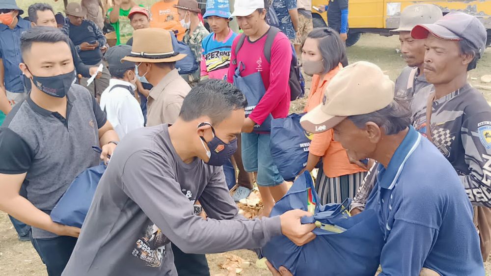 Dandim letkol. Inf. Zaenal mustofa S.E., M. Si. Sedang menyerahkan paket sembako kepada masyarakat
