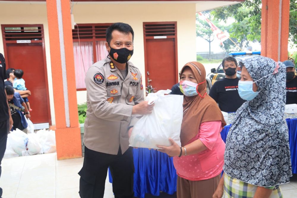 AKBP Sinwan secara simbolis memberikan paket sembako kepada warga terdampak pandemi Covid-19