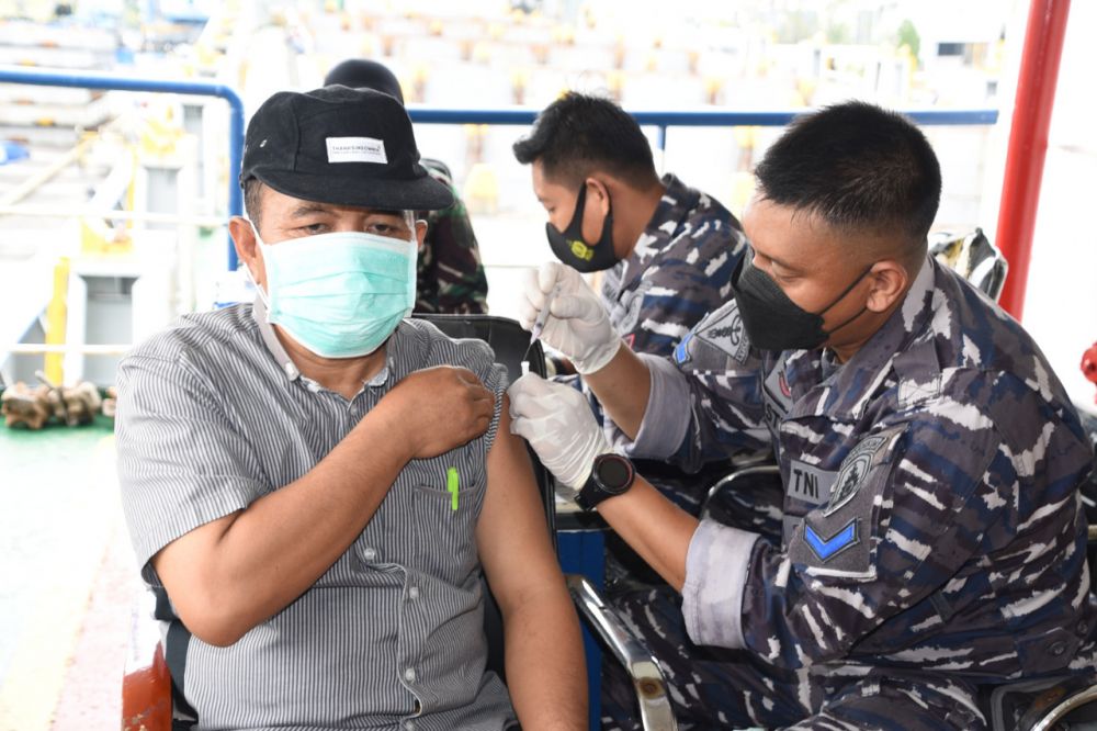 HUT TNI AL ke-76 laksanakan vaksinasi ke-2 pada ABK kapal niaga Tanto Subur