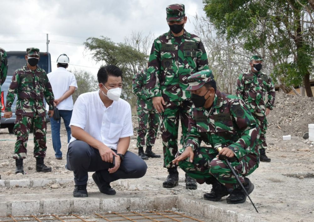 Dankodiklatal Laksamana Madya TNI Nurhidayat saat meninjau lokasi pembangunan fasilitas pendidikan di Grati Pasuruan