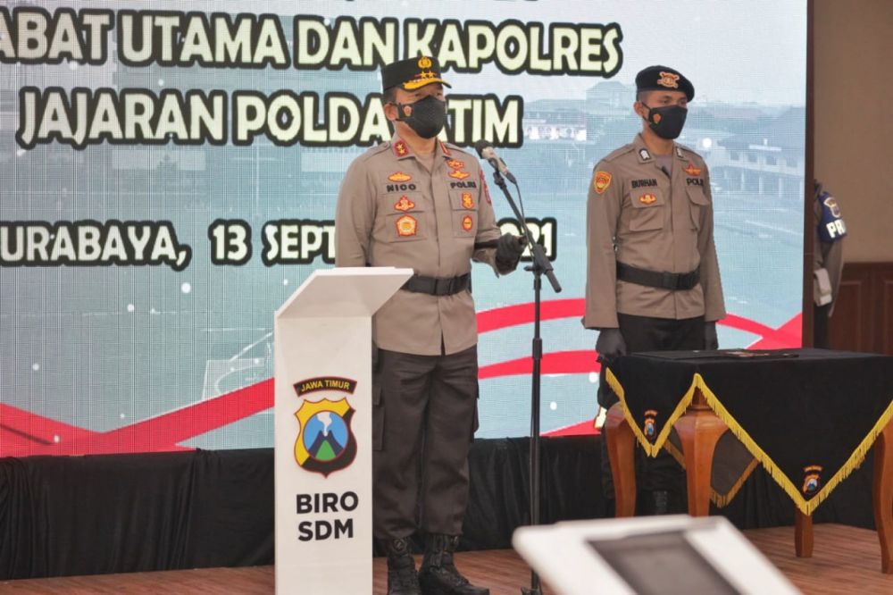 Kapolda Jatim Irjen Pol Dr Nico Afinta saat memimpin pelaksanaan Sertijab