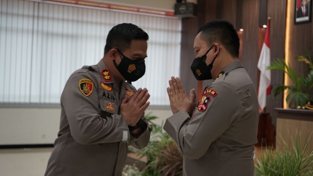 Kapolres Gresik AKBP Mochamad Nur Aziz saat pisah sambut dengan AKBP Arief Fitrianto