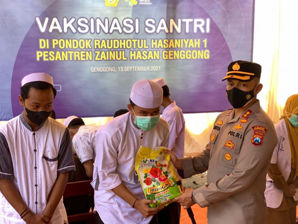 Kapolres Probolinggo AKBP Teuku Arsya Khadafi saat memberikan paket sembako