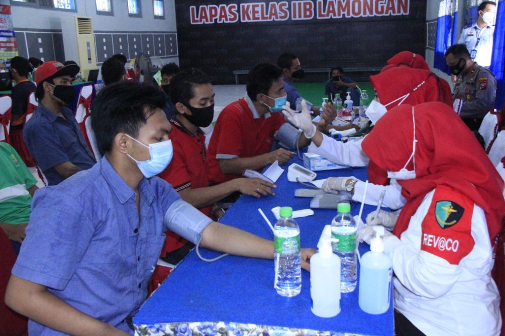 Warga lapas kelas IIB Lamongan yang antri di suntik vaksin