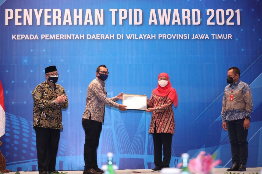 Kemenko Bidang Perekonomian Serahkan Penghargaan TPID 2021