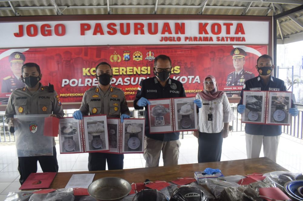 4 tersangka ditetapkan Polres Pasuruan Kota dengan menewaskan 2 orang, tersangka diamankan beserta barang bukti