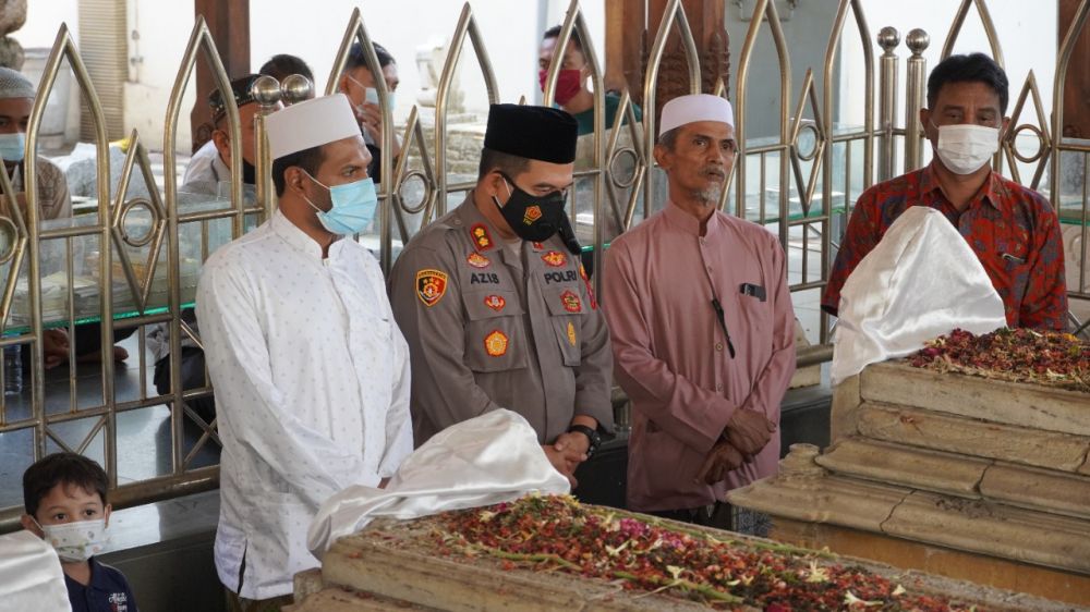 Kapolres Gresik AKBP Mochamad Nur Aziz saat berdoa di makam sunan Malik Ibrahim