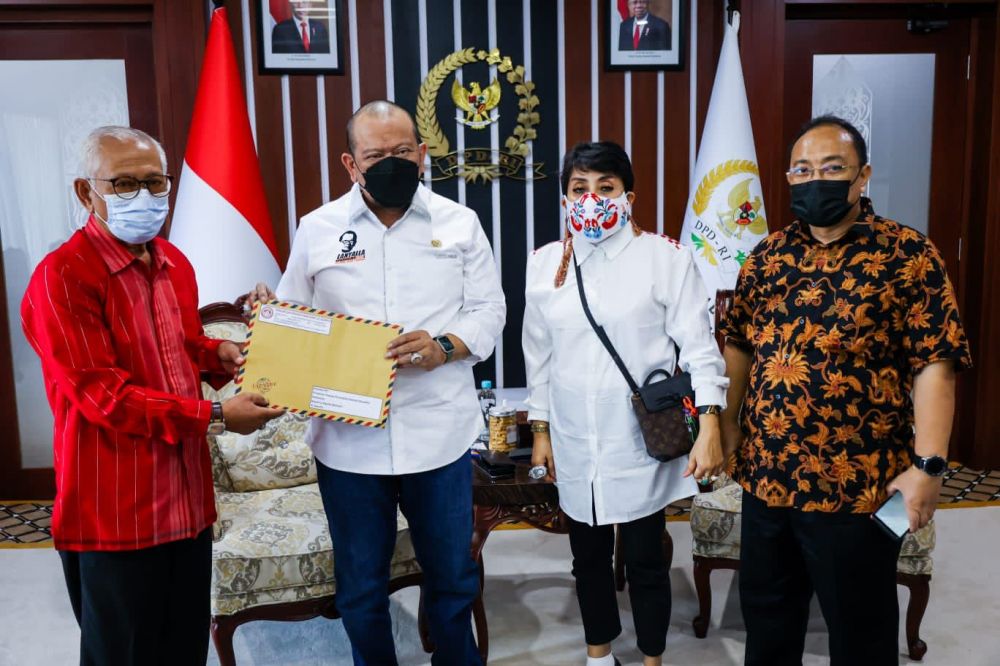Ketua DPD RI AA LaNyalla Mahmud Mattalitti bersama para penghuni tanah surat ijo Surabaya