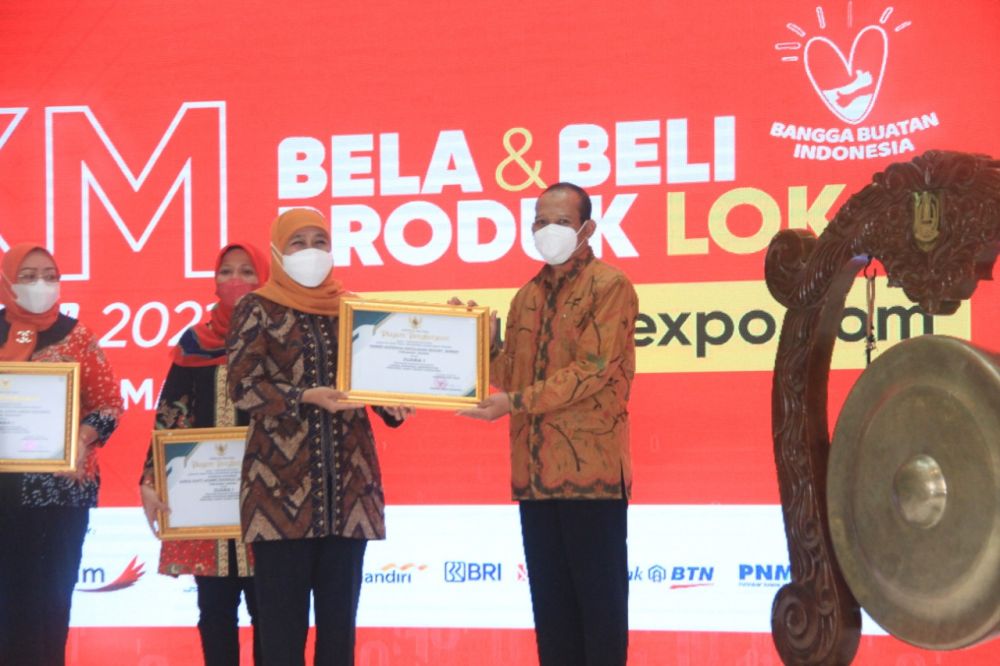 Gubernur Jatim Khofifah Indar Parawansa saat memberikan penghargaan di Lomba berkoperasi