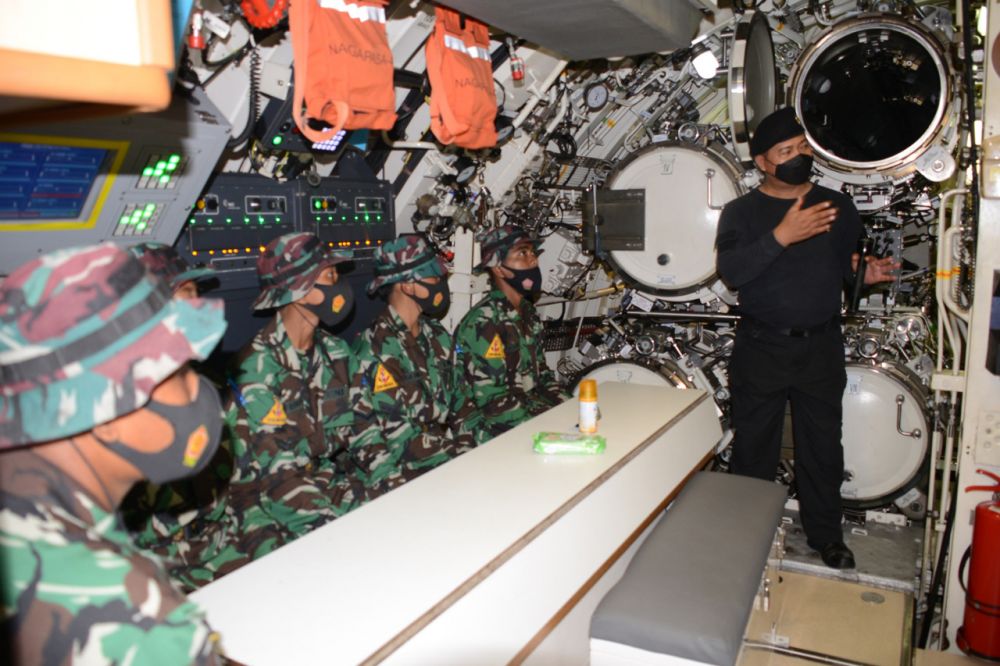 Siswa Satdik 3 Sorong Takjub Alutsista Kapal Selam KRI Ardadedali-404