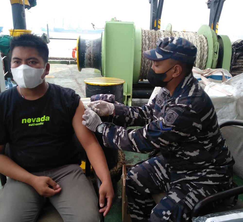 Peserta vaksin di suntik di atas kapal niaga di pelabuhan tanjung perak