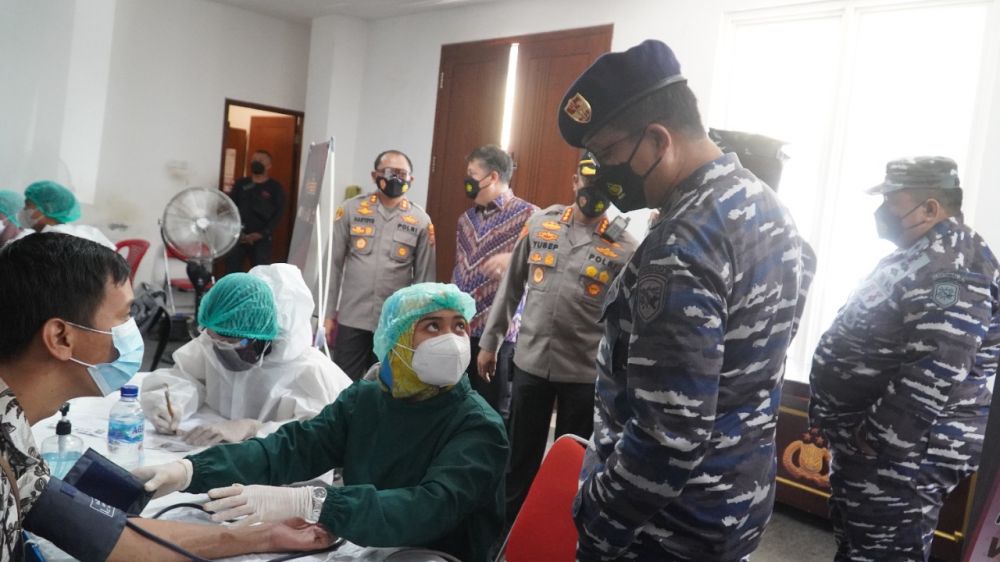 Bharatasena 96 saat gelar Baksos Vaksin dan Bansos ke masyarakat Surabaya terdampak Covid-19