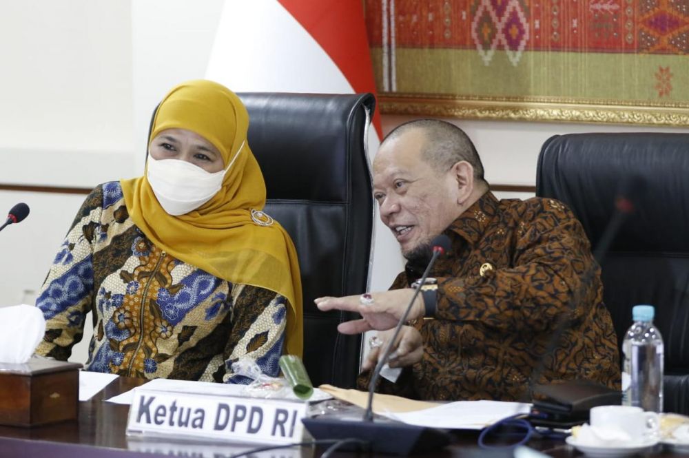 Ketua DPD RI AA LaNyalla Mahmud Mattalitti bersama Gubernur Jatim Khofifah Indar Parawansa
