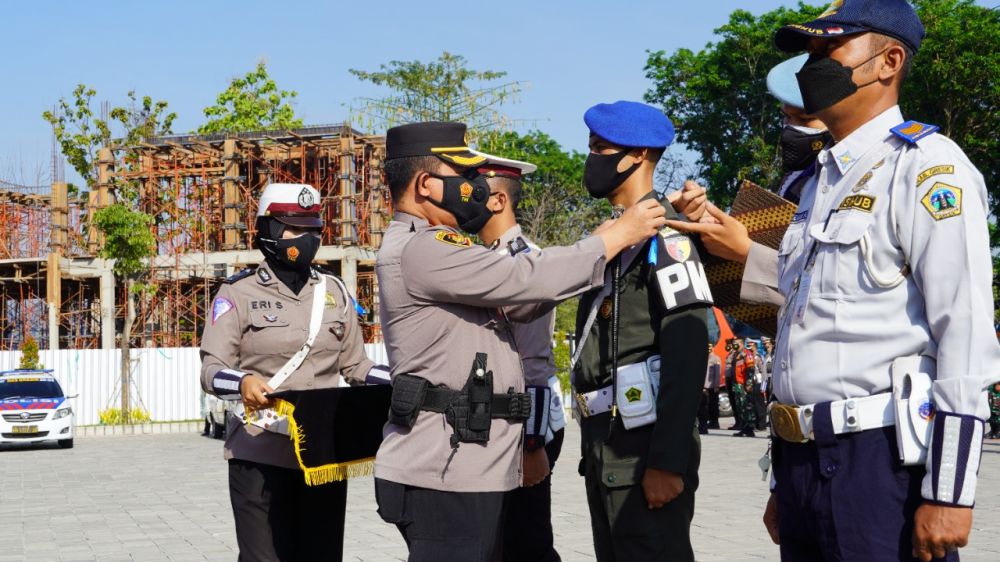 Kapolres Gresik AKBP Mochamad Nur Azis saat pimpin apel gelar pasukan
