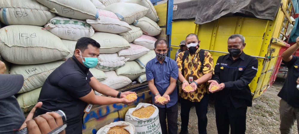 Satreskrim Polres Blitar Kota kawal pengiriman jagung dari Presiden