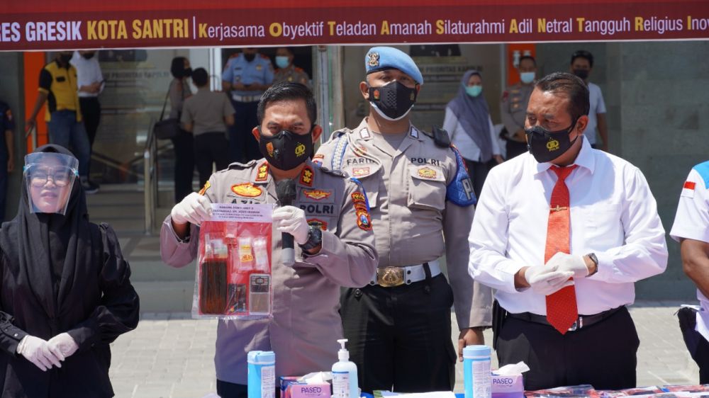 Kapolres Gresik AKBP Mochamad Nur Azis saat menunjukkan barang bukti narkoba yang diamankan
