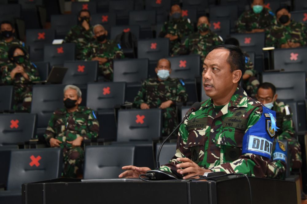 Dankodiklatal Laksamana Madya TNI Nurhidayat saat memimpin kaji ulang dan evaluasi Latopsduk