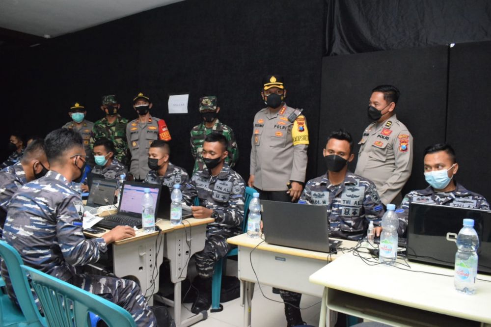 Kapolresta Sidoarjo Kombes Pol Kusumo Wahyu Bintoro saat cek vaksin