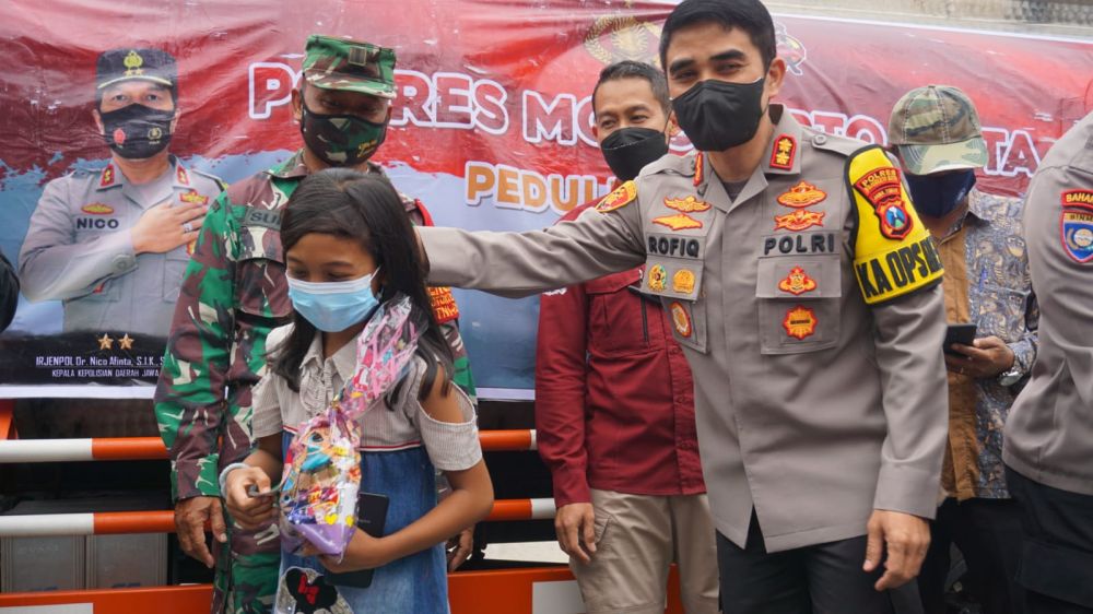Polresta Mojokerto Salurkan Air Bersih ke Pedesaan yang Kekeringan