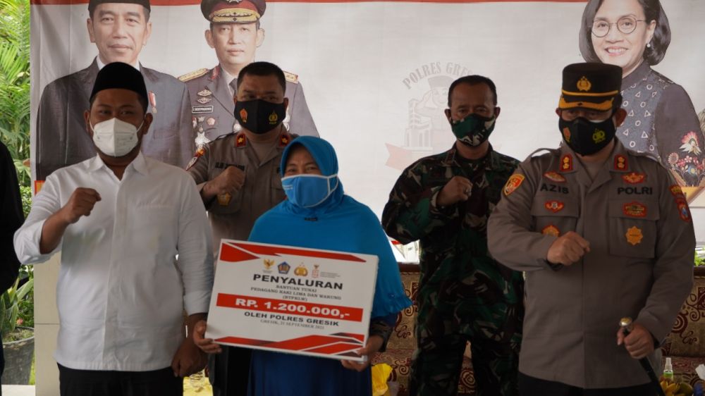Kapolres Gresik Bersama Forkopimda Salurkan Bantuan ke PKL dan Warung
