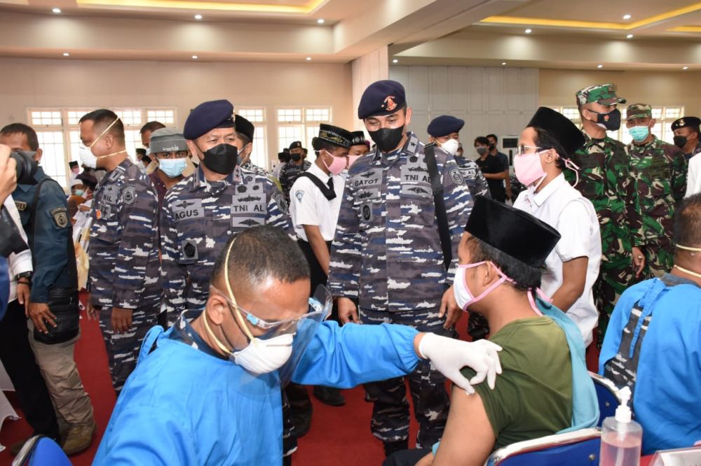 Kodiklatal Gelar Serbuan Vaksin di Pesantren Nurul Jadid Probolinggo