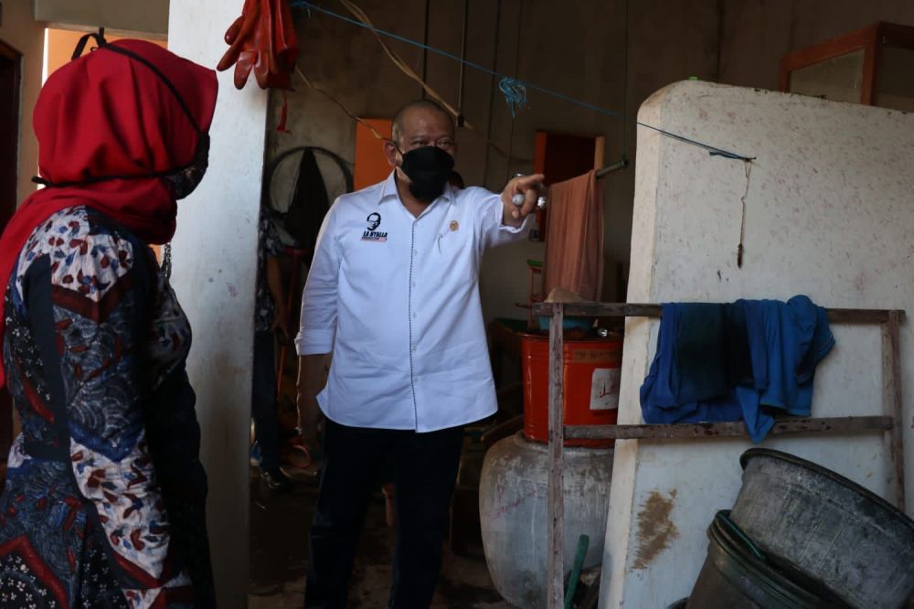 Ketua DPD RI saat meninjau dapur pembuangan limbah proses membatik di sentra batik Desa Tanjung Bumi Madura