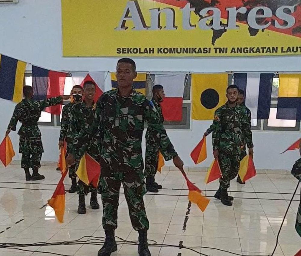 Siswa TNI AL Satdik 3 Sorong unjuk kemampuan kemahiran semaphore