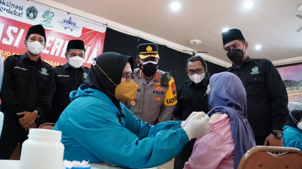 Kapolres Sidoarjo Kombes Pol Kusumo Wahyu Bintoro saat cek vaksin