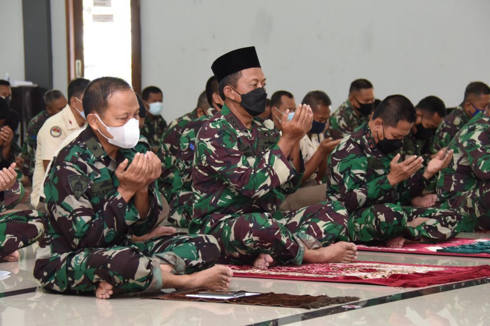 Prajurit TNI AL Kodiklatal lakukan doa bersama jelang HUT TNI ke-76