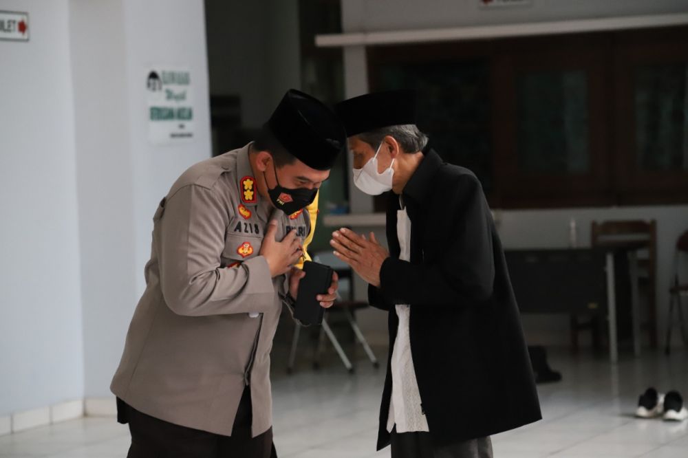 Kapolres Gresik AKBP Mochamad Nur Azis bersama KH. Mansoer Shodiq