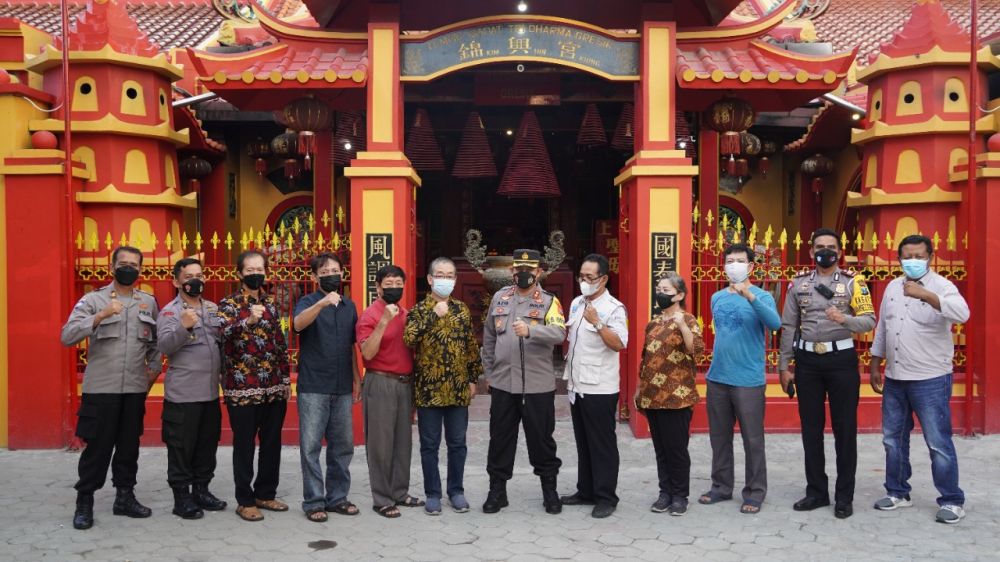 Kapolres Gresik AKBP Mochamad Nur Azis saat bersama Tomas