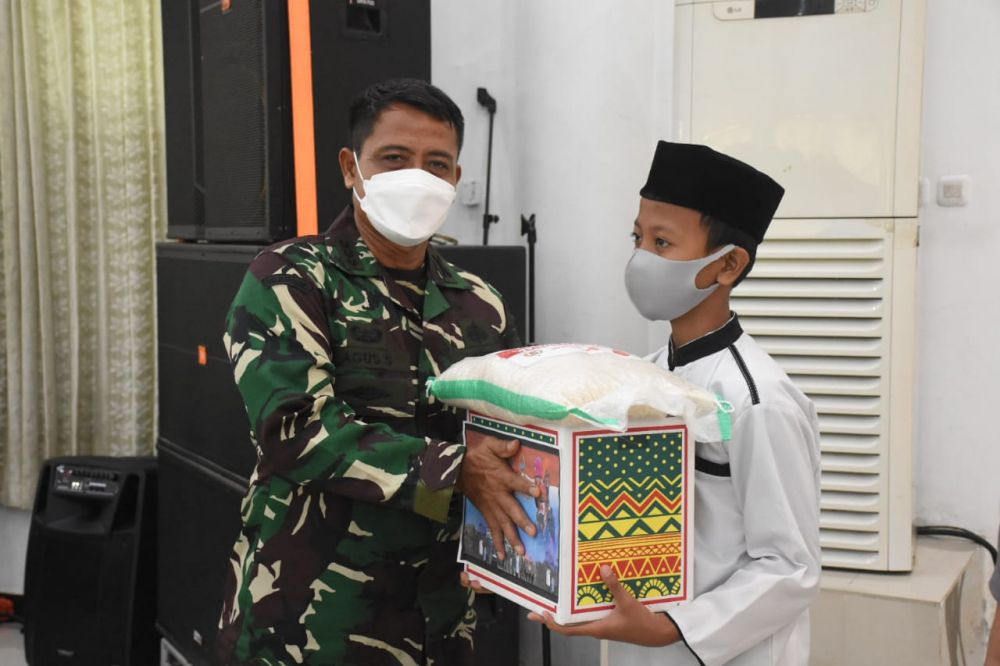 Kasi Pers Kasrem Kolonel Inf Agus Suprianto saat memberikan paket sembako