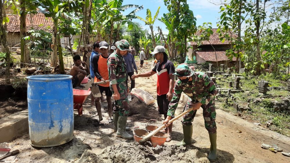 Anggota Kodim 0826 Pamekasan saat kerjakan pembangunan jalan