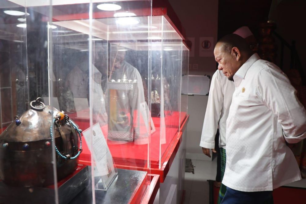 Ketua DPD RI AA LaNyalla Mahmud Mattalitti saat melihat artefak peninggalan Nabi
