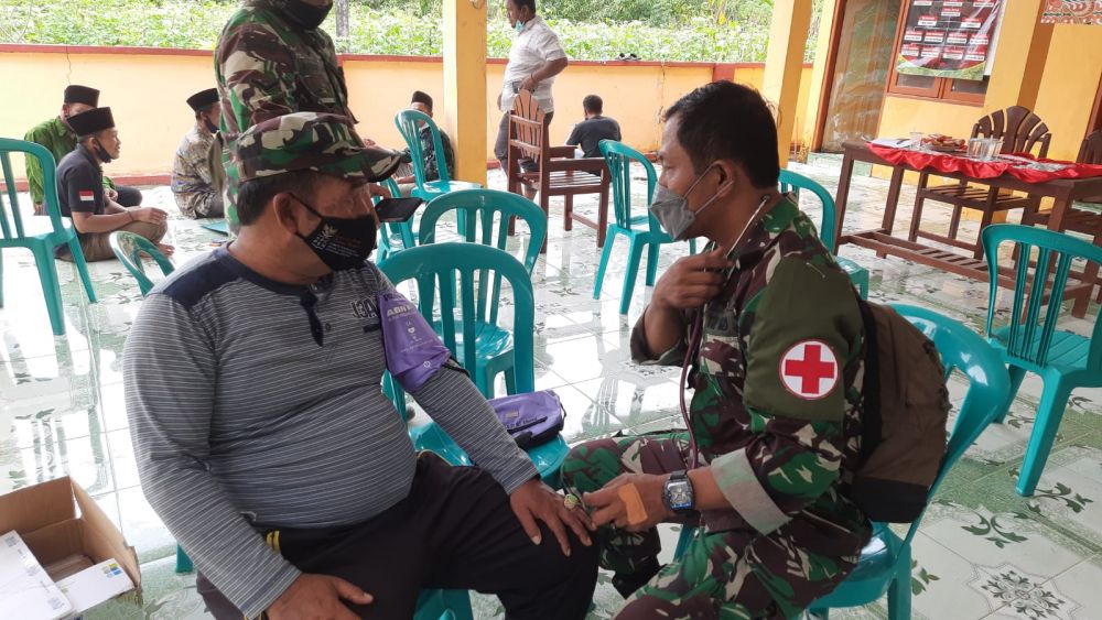 Tenaga kesehatan sedang lakukan Vaksin ke warga