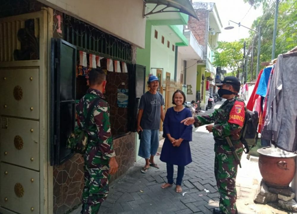 Babinsa Koramil Tandes Jalin Komsos, Minta Warga Patuhi Prokes