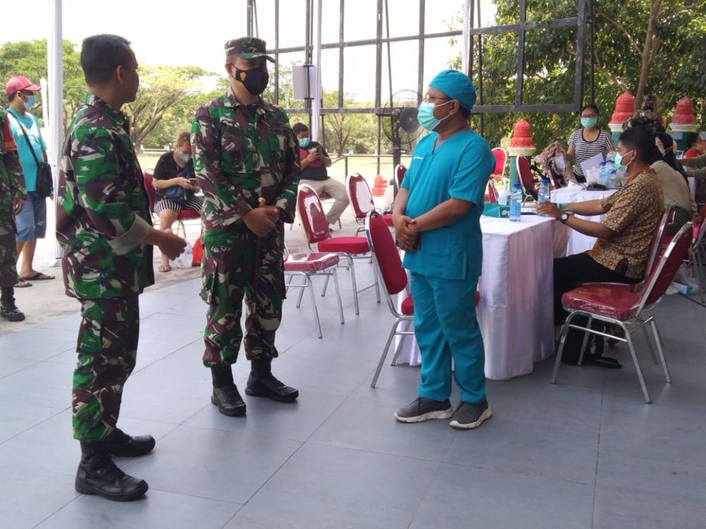 Komandan Kodim tipe A 0831/Surabaya Timur Kolonel Inf Agus Faridianto saat tinjau vaksin di Kenjeran Park