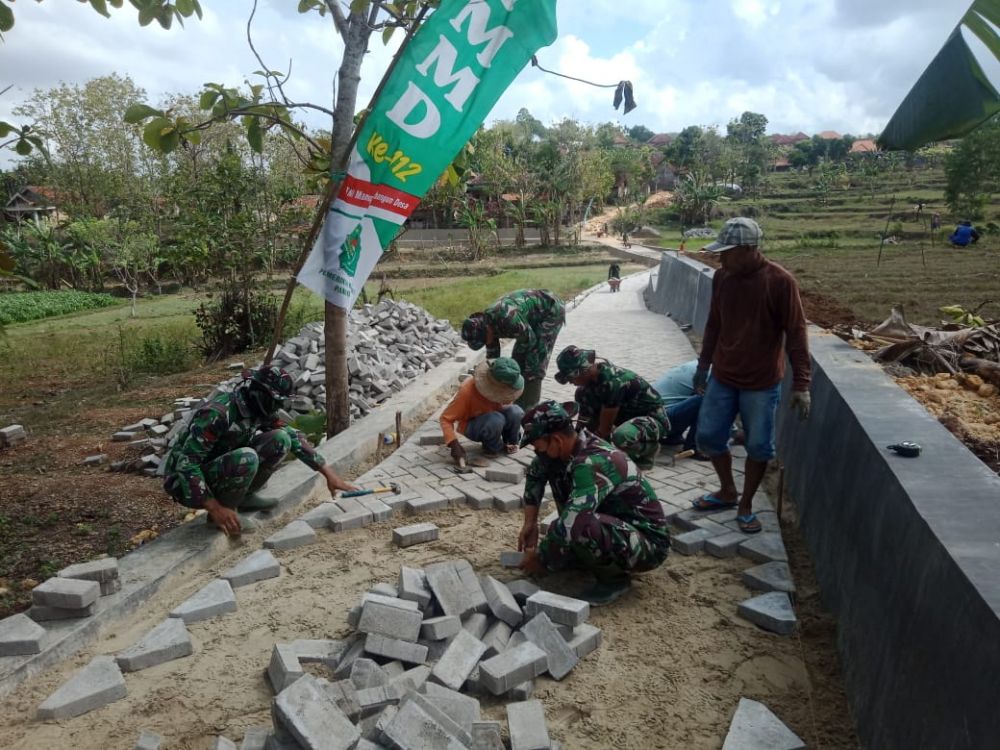 TMMD ke-112 Kodim 0826 Pamekasan gotong royong bersama masyarakat pasang paving
