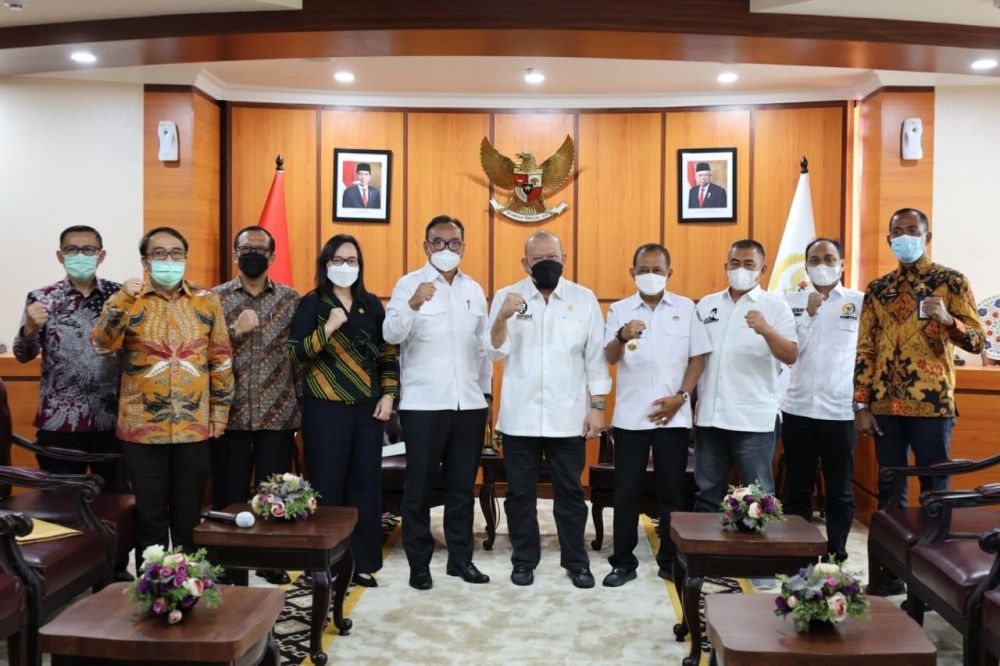 Ketua DPD RI bersama wakil Walikota Surabaya Armuji saat rapat koordinasi penyelesaian tanah surat ijo Surabaya dengan Kemendagri, kementerian Agraria dan Tata Ruang/BPN di gedung DPD RI Jakarta